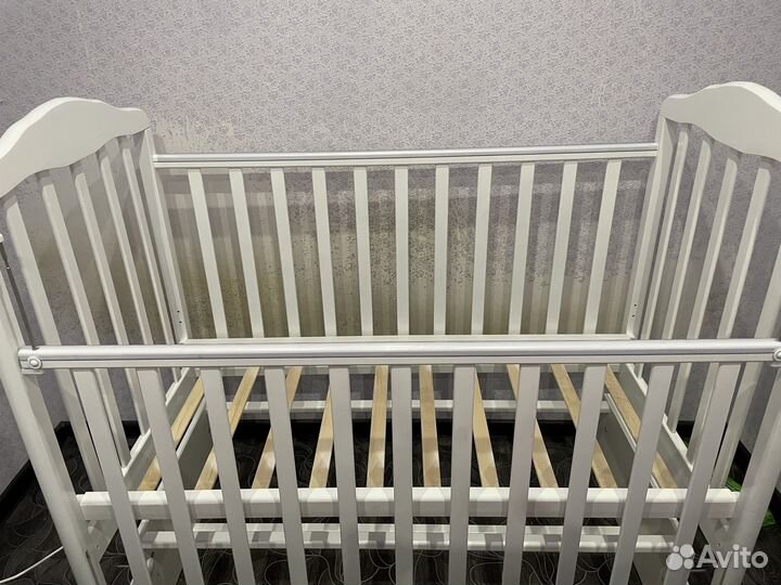 Детская кроватка с универсальным маятником