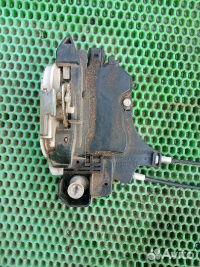 Замок двери левый Mitsubishi Colt