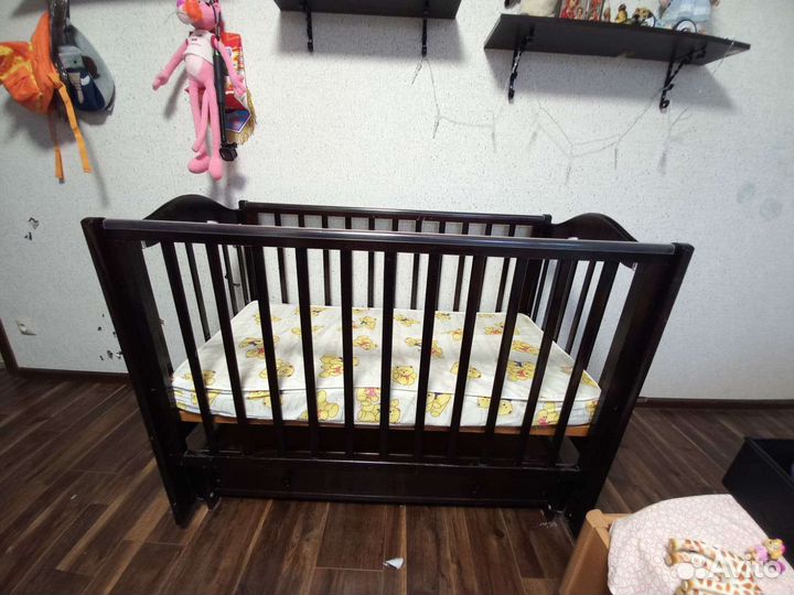 Детская кроватка с маятником и ящиком