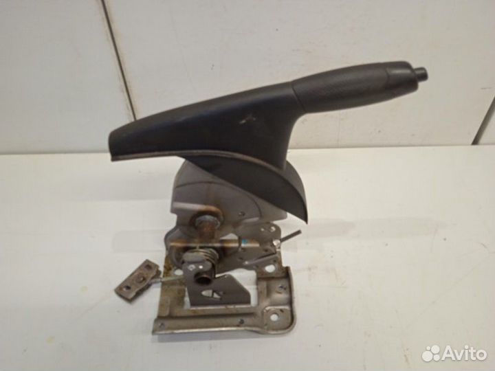 Рычаг стояночного тормоза Nissan Juke 2011