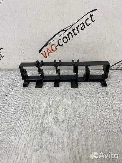 Кронштейн блока реле Skoda Yeti 1.2 2013