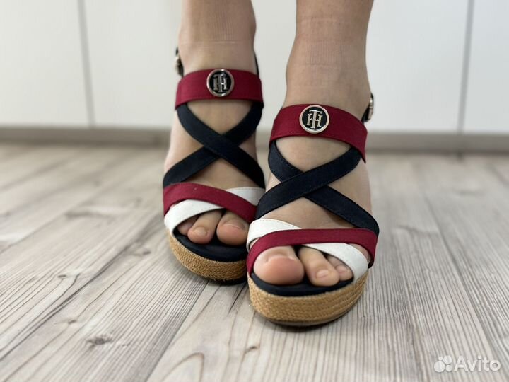 Tommy hilfiger босоножки женские на танкетке 39