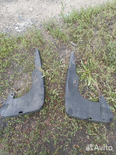 Брызговик передний правый Хонда срв 3