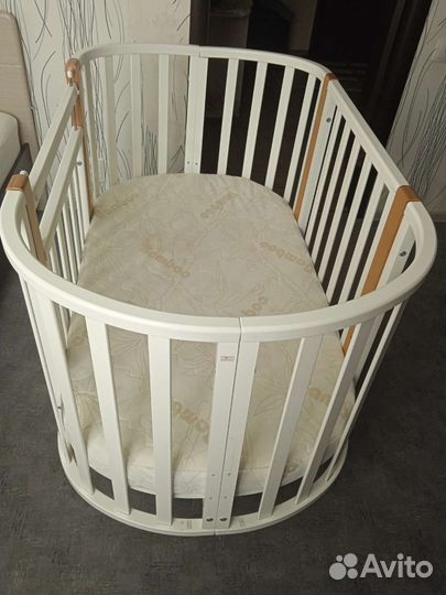 Детская кроватка с маятником