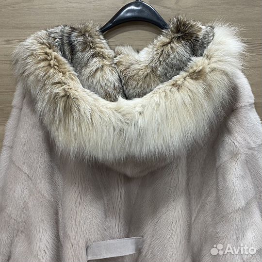 Шуба норковая с капюшоном из рыси