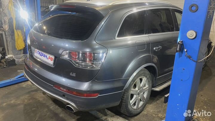 Крючок капота Audi Q7 (4L) 4L0823480