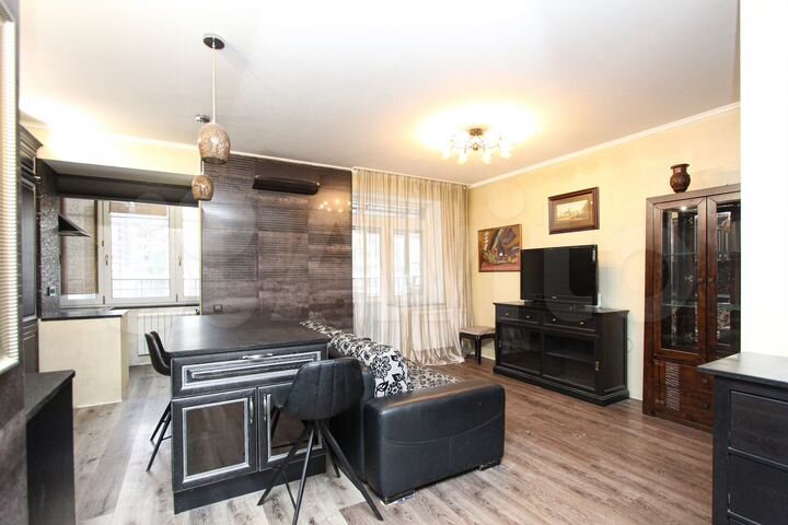 2-к. квартира, 57 м², 8/17 эт.