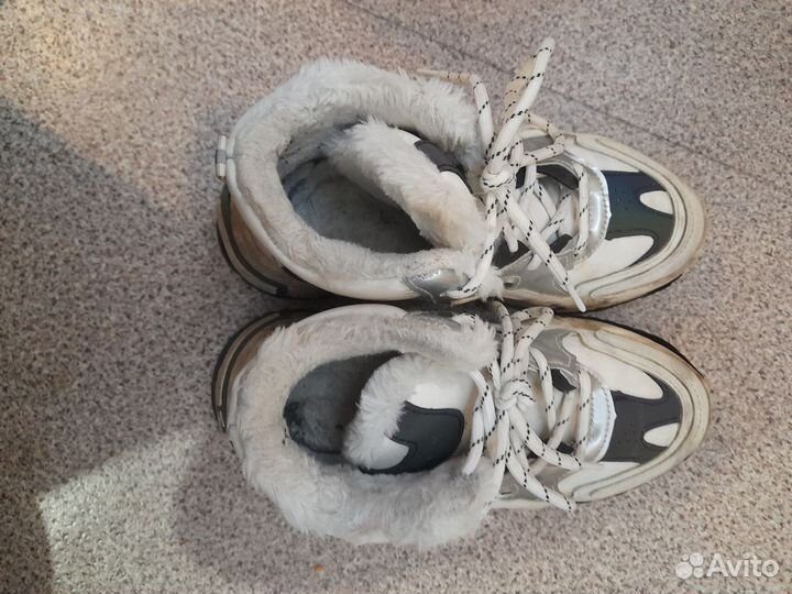 Белые зимние кроссовки женские