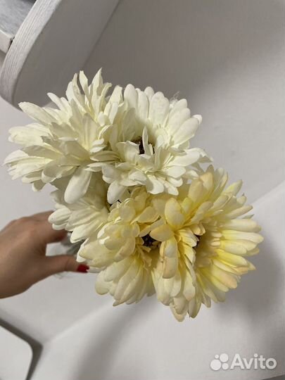 Ваза с искусственными цветами