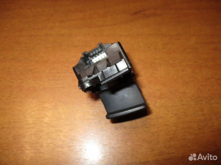 Кнопка фиксатора стояночного тормоза Audi A8 (D3)