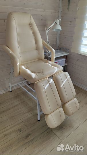 Педикюрное кресло с тумбой