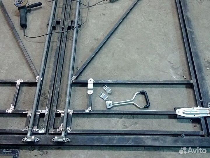 Слесарь с умением выполнять сварочные работы