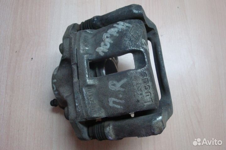 Суппорт передний правый рено логан 7701201770