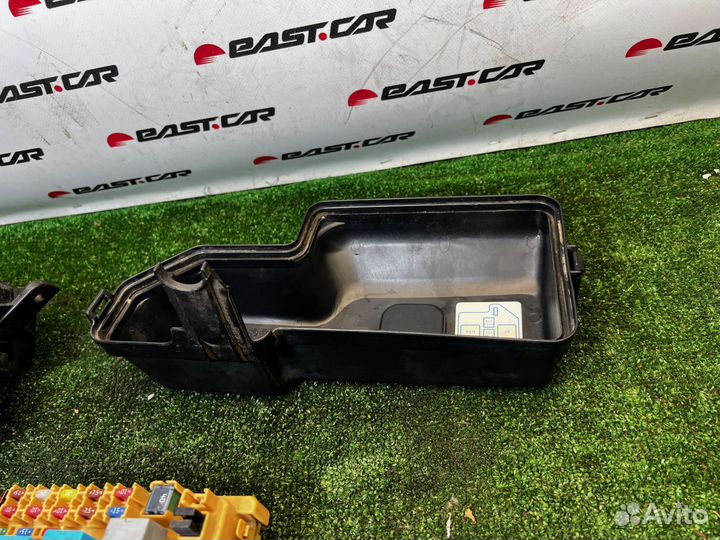 Блок предохранителей под капот Toyota Celica ZZT23