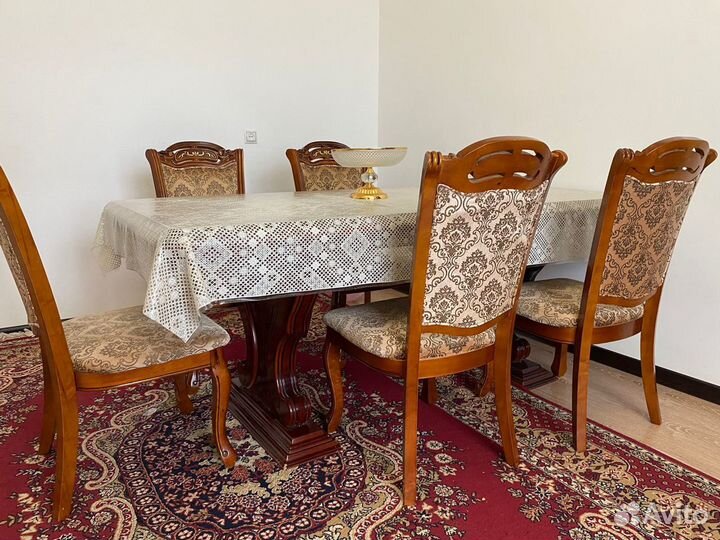 Стол со стульями