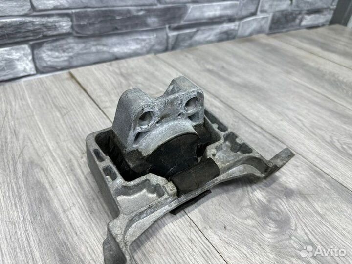 Опора двигателя правая Ford Focus 3 pnda 2012