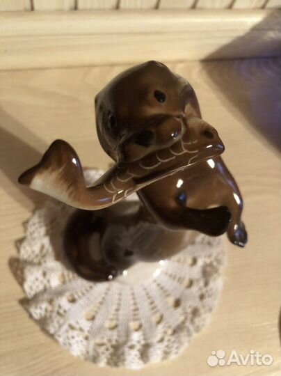 Фарфоровая статуэтка Лфз Выдра с рыбой