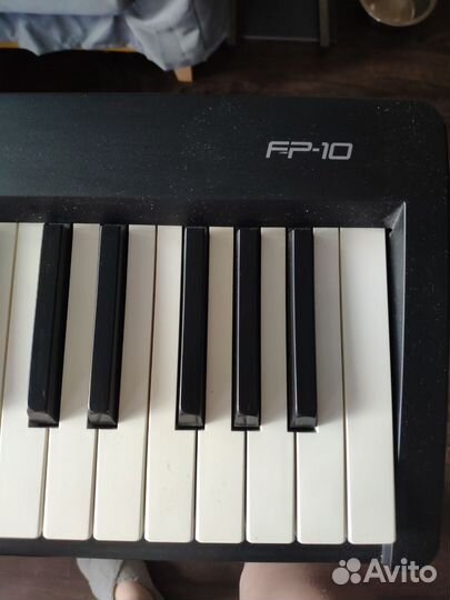 Roland FP 10 цифровое фортепиано со стойкой