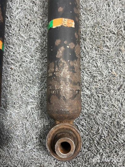 Амортизатор задний Toyota Auris 2013