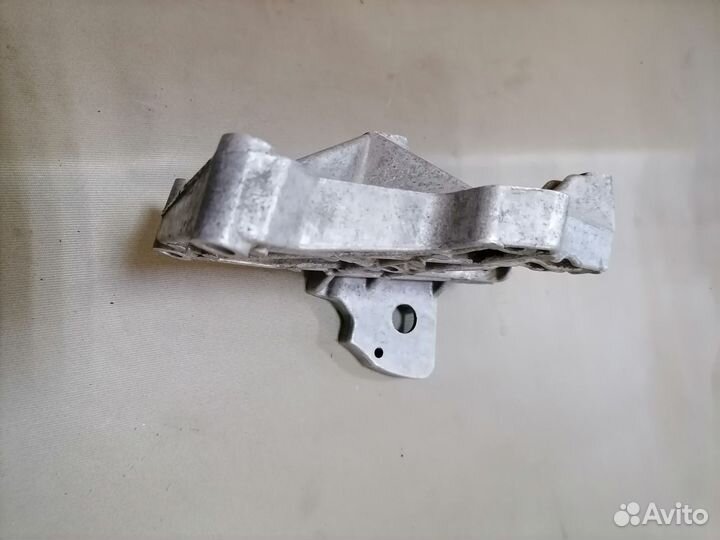 Кронштейн компресс.кондиц.VW Passat B5 1996-2000