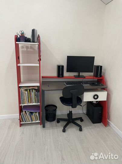 Детский письменный стол и стул