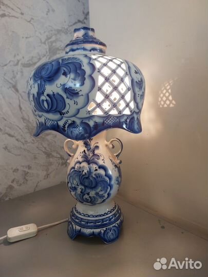 Настольная лампа из гжели с фарфоровым бра