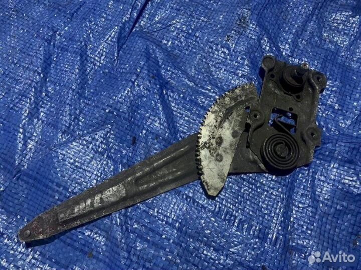 Стеклоподъемник задний правый Toyota Corolla AE100