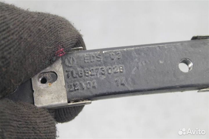 Петля крышки багажника правая Volkswagen Touareg