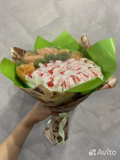 Букет из сухофруктов и Раффаэлло на 8 марта