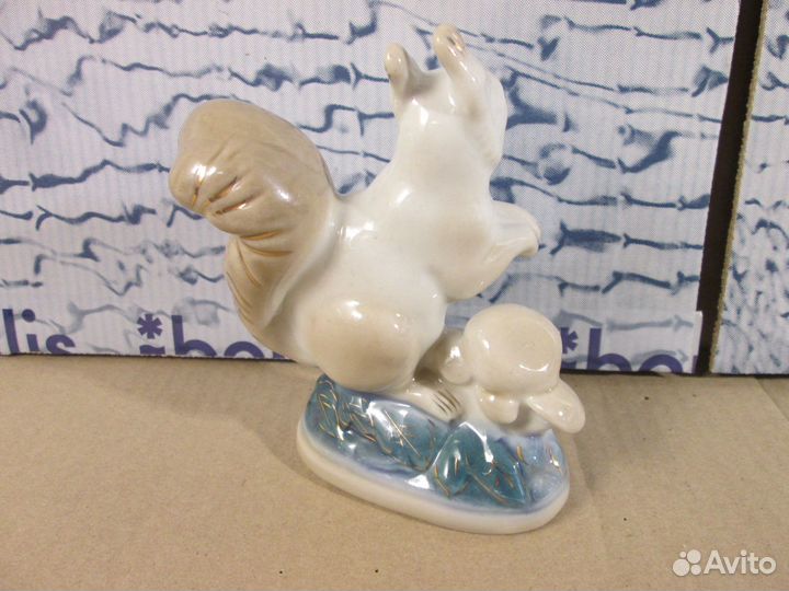 Фарфоровая статуэтка белочка гжель