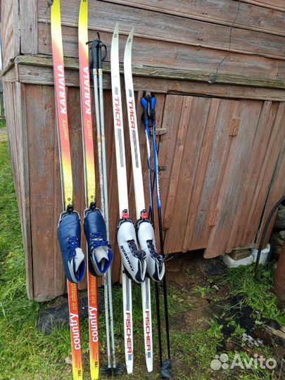 Беговые лыжи с лыжными палками и ботинками