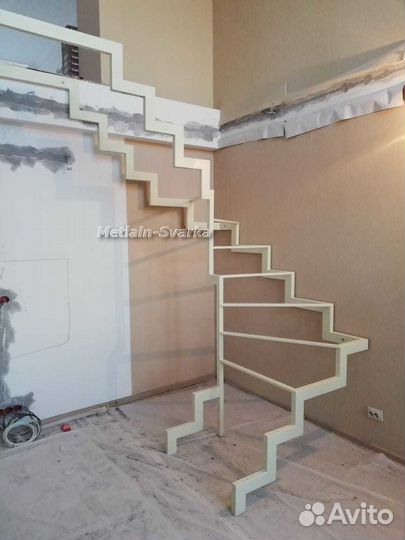 Лестница на ломаных косоурах в дом № 118