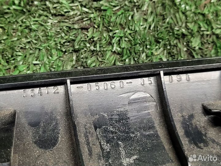 Рамка(накладка) магнитолы на Toyota Avensis 1