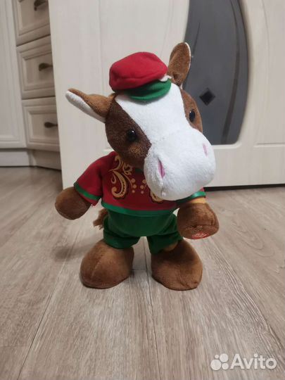 Музыкальная игрушка, поёт песню, ходит