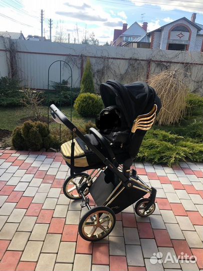 Продам детскую Черная коляска 3 в 1 с золотыми кры