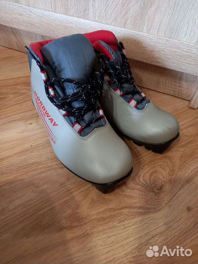 Лыжные ботинки и лыжи