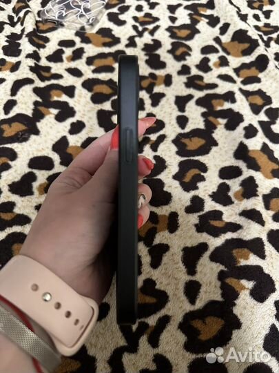 Чехол на iPhone 13