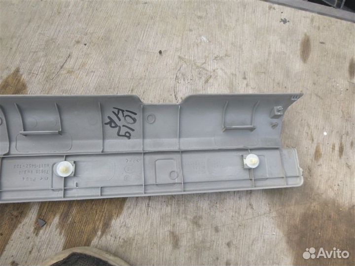 Накладка на порог салона передняя правая Nissan