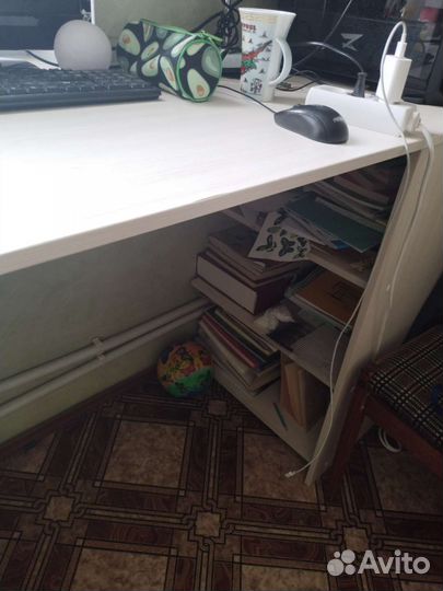 Угловой письменный стол с полками