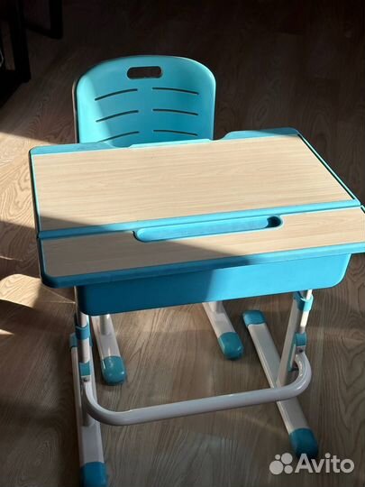 Детский письменный стол со стулом