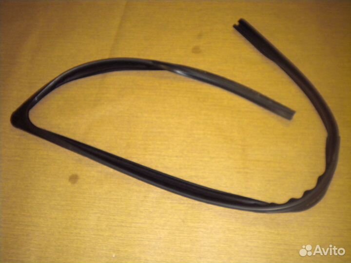 Уплотнитель стекла передний правый Renault Logan