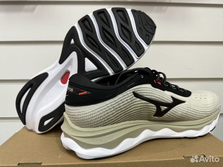 Кроссовки беговые Mizuno Wave Sky 5 EU41,42.5