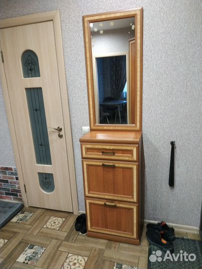 Угловой шкаф,обувница, зеркало, светильник