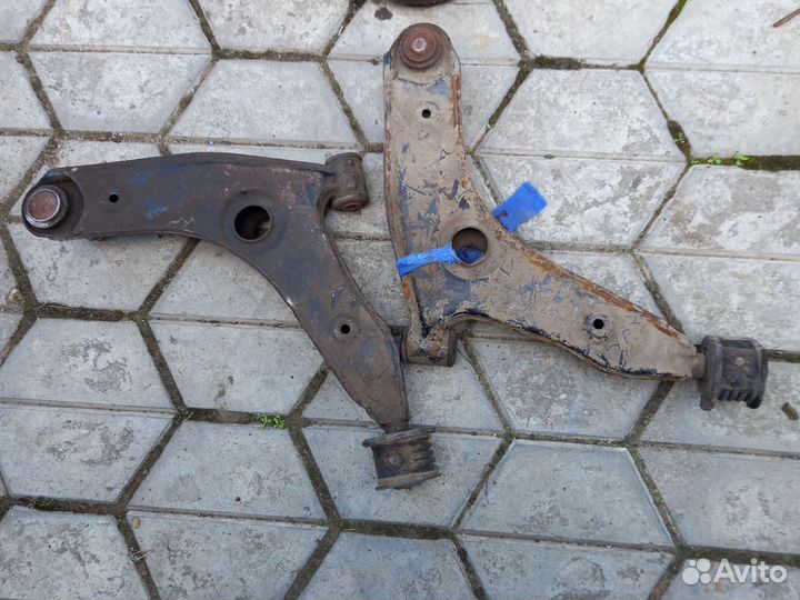 Рычаг Mitsubishi Carisma