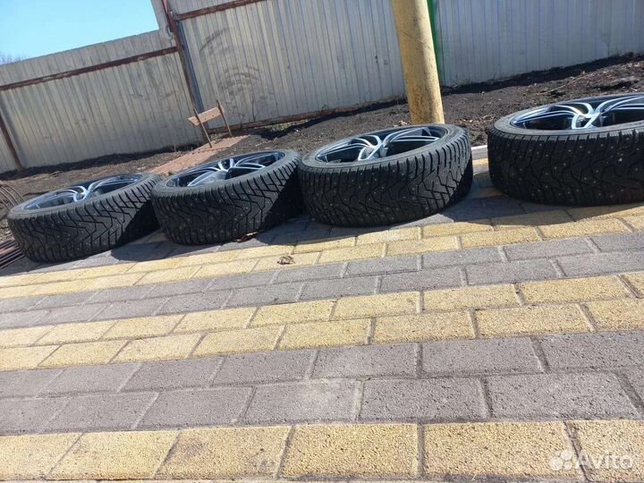 Winter Tact UG 4 215/45 R17 71