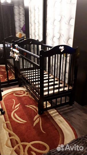 Детская кроватка с маятником