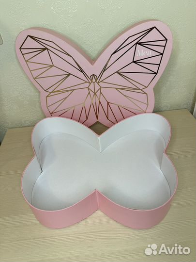 Коробки и корзинки для подарков и цветов