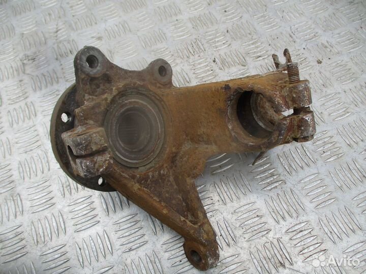 Кулак поворотный левый Citroen Berlingo 2000