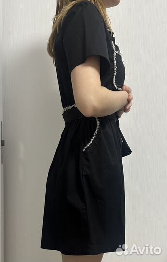 Черное платье с коротким рукавом