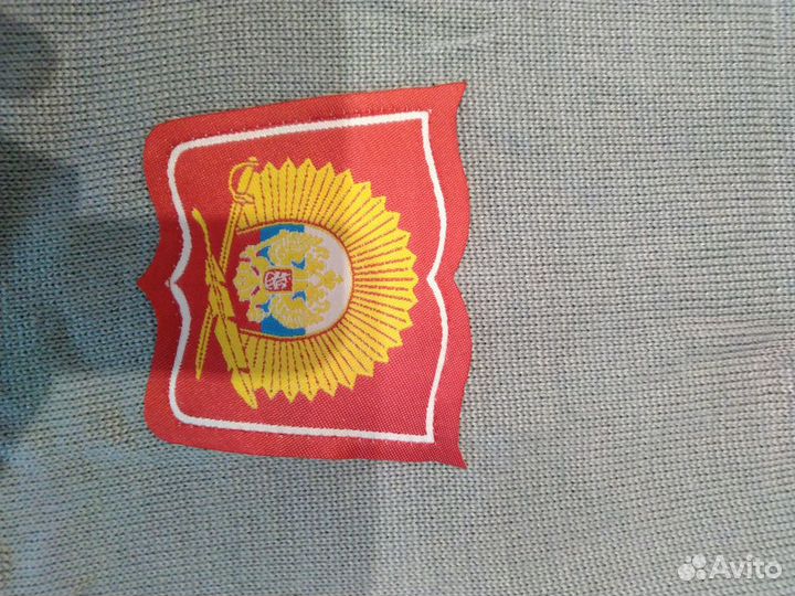 Жилет трикотажный с нагрудным знаком